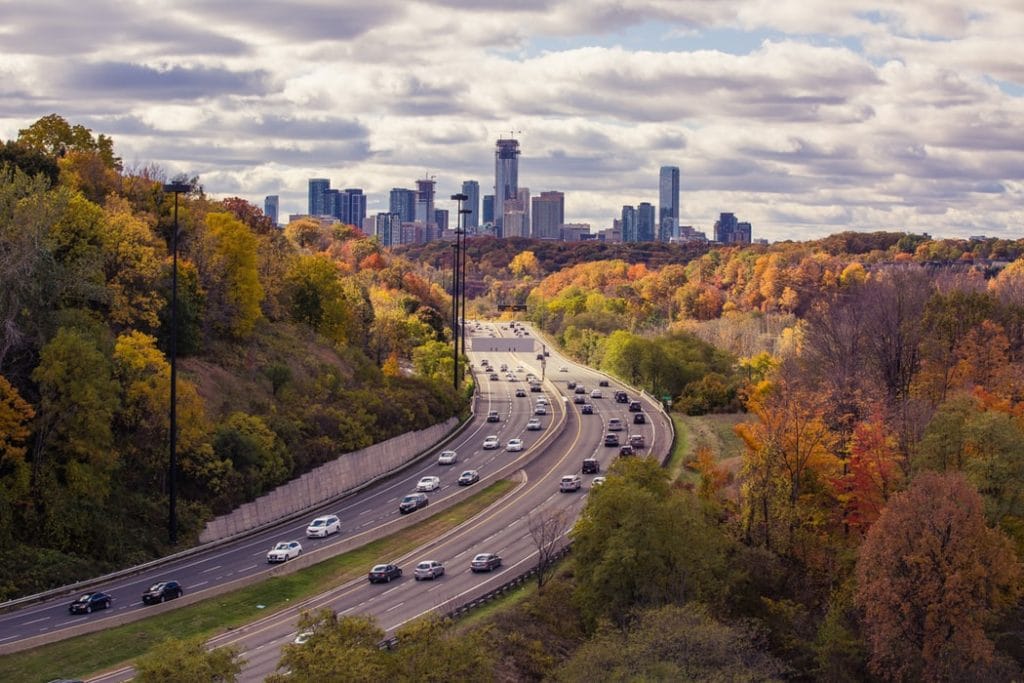 Fine dust coming from the highway leads to health problems for local residents. What can you do if you live next to a busy road with high fine dust concentrations?